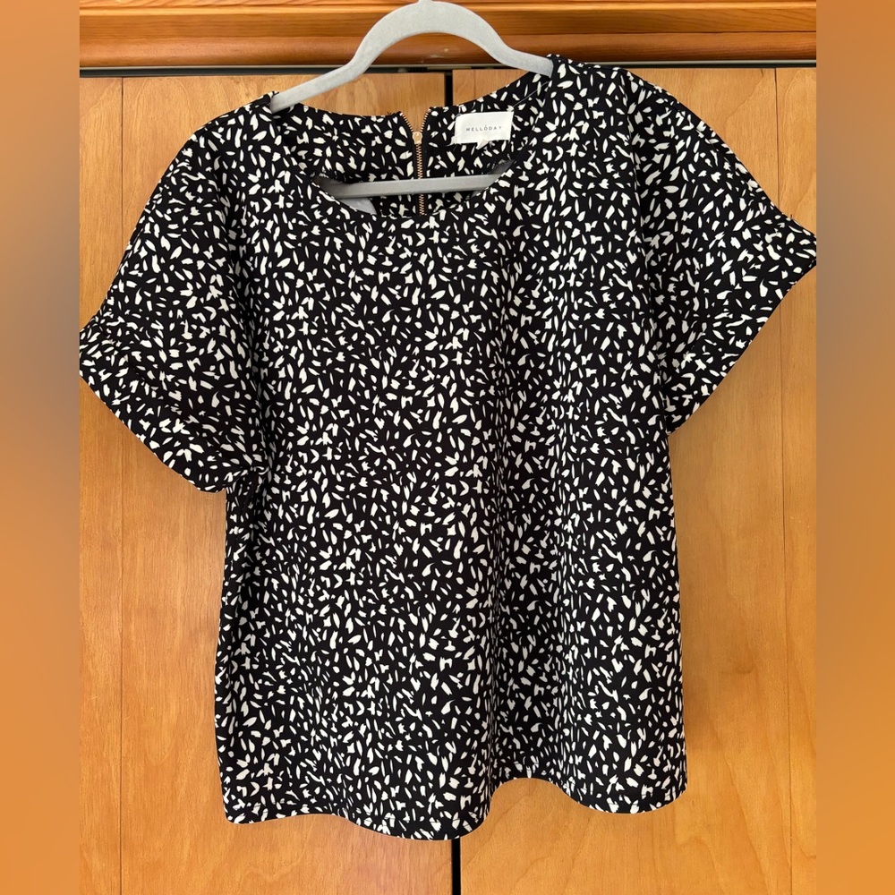 Beautiful black and white speckled blouse